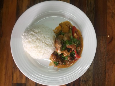 ข้าวราดพะแนงทะเล(กุ้งปลาหมึก)