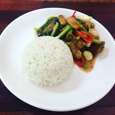 ข้าวราดปลากระพงผัดขึ้นฉ่ายเนื้อปลาตัวใหญ่