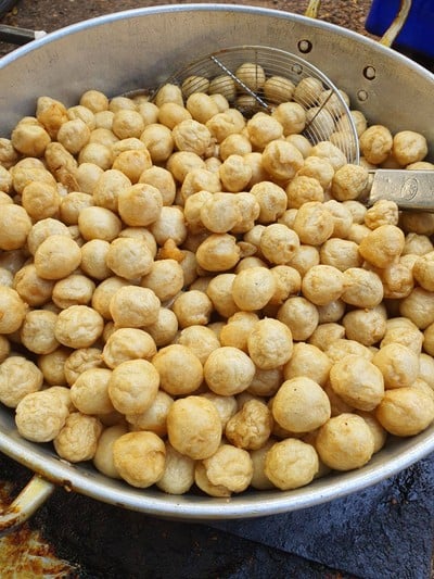 เมนูของร้าน ลูกชิ้นทอดแม่ละออ-บนรถ ใน.พายัพ หน้าโรงอาหารในม.พายัพ