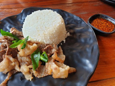 ข้าวเนื้อทอดน้ำปลา