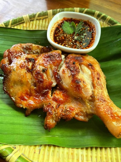ไก่ย่างจิ้มแจ่ว