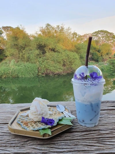 ภพ The Riverside Cafe