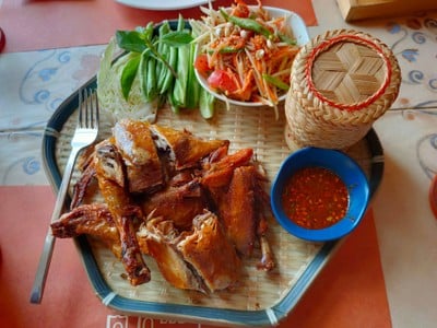 ไก่ย่าง แห้ง และแข็งมาก ไม่มีความร้อน เวลานำมาเสริฟเลย