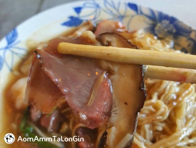 บะหมี่คั่วกะทะราดซอสเห็ดกุ้งและหมูแดง