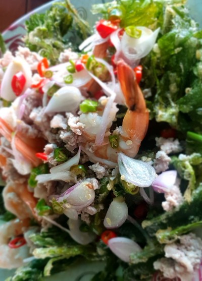 ยำผักบุ้งกรอบกุ้งสด