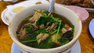 ไก่ไทยตุ๋นเห็ดหอม