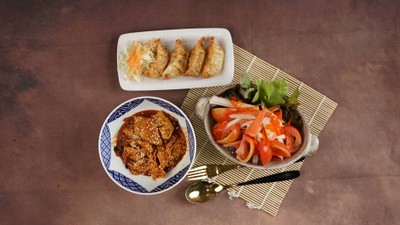 Set หมูผัดซอสสไปร์ซี่ เซต+เกี๊ยวซ่า+สลัดปูอัดไข่กุ้ง