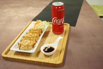 [อร่อยซ่ากับโค้ก] เกี๊ยวซ่า + โค้ก กระป๋อง