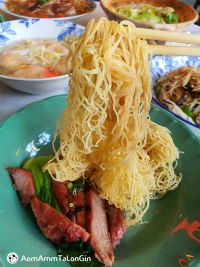 บะหมี่ฮ่องกงหมูแดงย่างเตาถ่านแห้ง