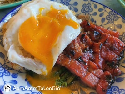 ข้าวหมูแดงย่างถ่านพิเศษและไข่ดาว
