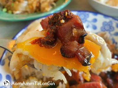 ข้าวหมูแดงย่างถ่านพิเศษและไข่ดาว
