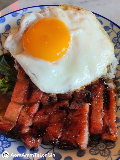 ข้าวหมูแดงย่างถ่านพิเศษและไข่ดาว
