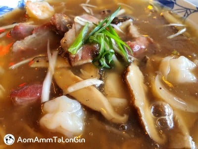 บะหมี่คั่วกะทะราดซอสเห็ดกุ้งและหมูแดง
