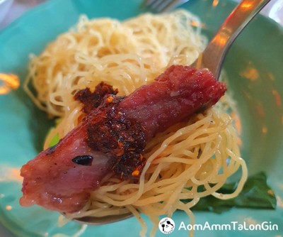 บะหมี่ฮ่องกงหมูแดงย่างเตาถ่านแห้ง