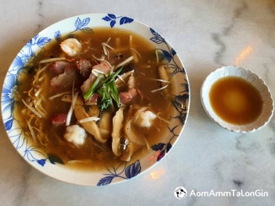 บะหมี่คั่วกะทะราดซอสเห็ดกุ้งและหมูแดง