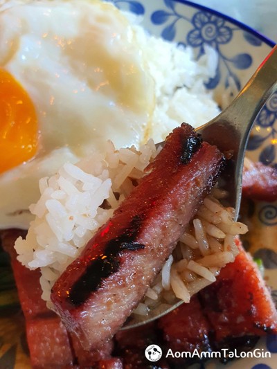 ข้าวหมูแดงย่างถ่านพิเศษและไข่ดาว
