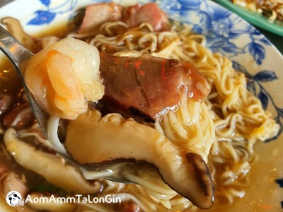 บะหมี่คั่วกะทะราดซอสเห็ดกุ้งและหมูแดง