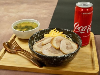 [อร่อยซ่ากับโค้ก] ข้าวหน้าหมูชาชู+โค้ก กระป๋อง