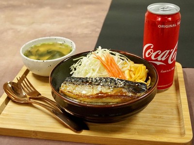 [อร่อยซ่ากับโค้ก] ข้าวหน้าซาบะย่างซอสเทอริยากิ+โค้ก กระป๋อง