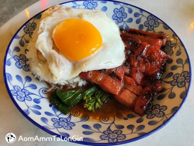 ข้าวหมูแดงย่างถ่านพิเศษและไข่ดาว