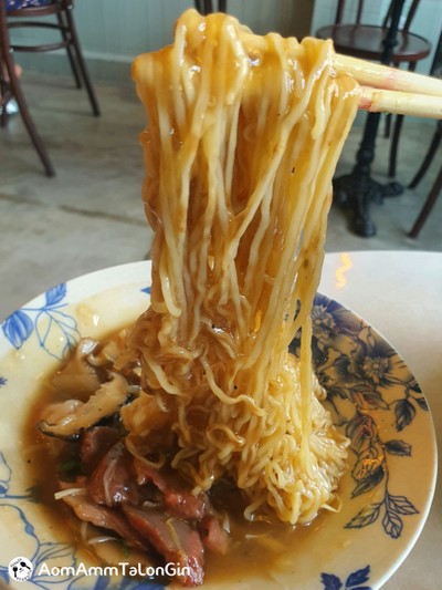 บะหมี่คั่วกะทะราดซอสเห็ดกุ้งและหมูแดง