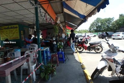 มีเครื่องวัดอุณหภูมิและเจลตั้งไว้หน้าทางเข้าร้าน