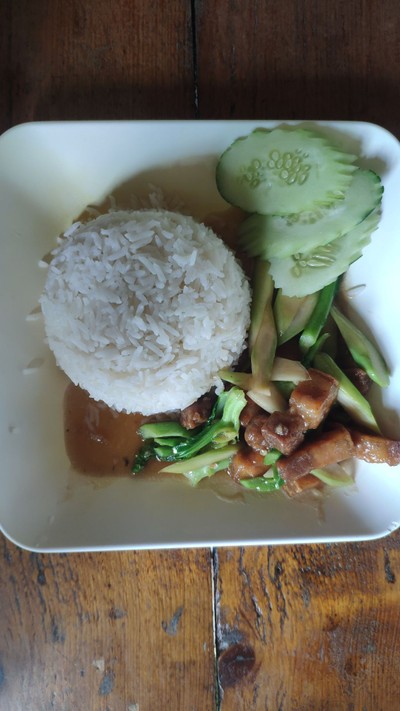 หมูกรอบราดข้าว