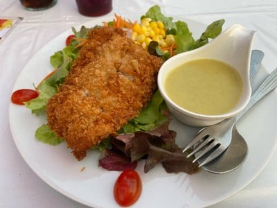 สลัดปลาทอดกรอบ