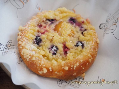 Berry custard crumble