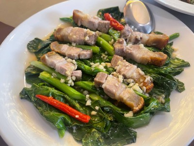 คะน้าฮ่องกงหมูกรอบผัดน้ำมันหอย