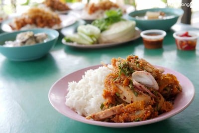 เมนูของร้าน ข้าวหมูทอดนมโต ส้มตำยำแซ่บ
