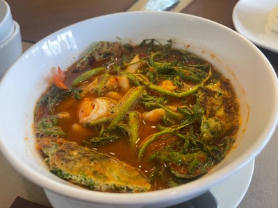 แกงส้มชะอมไข่ใส่กุ้ง