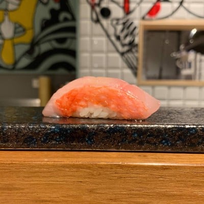 Kinmedai ปลากะพงแดงตาโตน้ำลึก เนื้อฉ่ำเด้งมาก  เนื้อปลานุ่มและมัน มีกลิ่นหอมเป็นคำแรกที่เรียกน้ำย่อยได้ดี