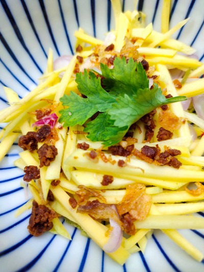 ขนมจีนน้ำเงี้ยวกับมะม่วงฉุน