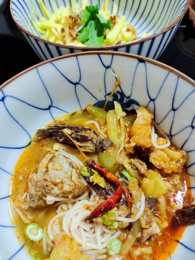 ขนมจีนน้ำเงี้ยวกับมะม่วงฉุน