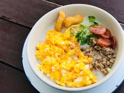 โจ๊กหมูทรงเครื่อง+ไข่คน