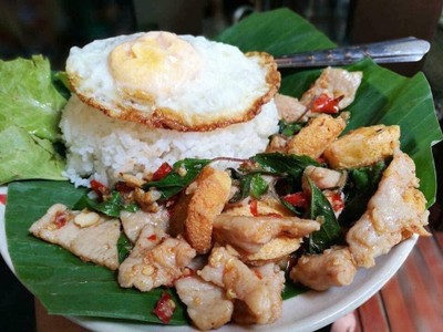 ข้าวกะเพราเต้าหู้หมูหมัก ไข่ดาว