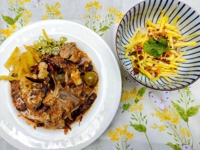 ขนมจีนน้ำเงี้ยวกับมะม่วงฉุน