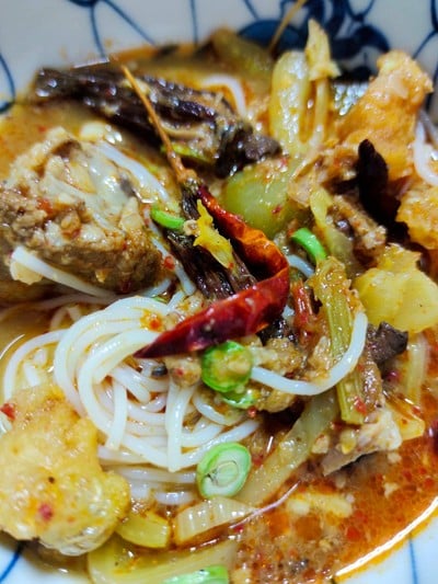 ขนมจีนน้ำเงี้ยวกับมะม่วงฉุน