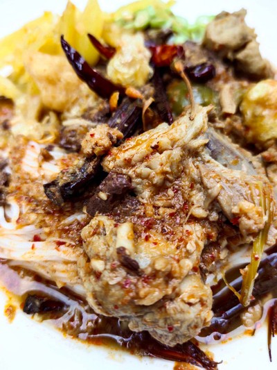 ขนมจีนน้ำเงี้ยวกับมะม่วงฉุน