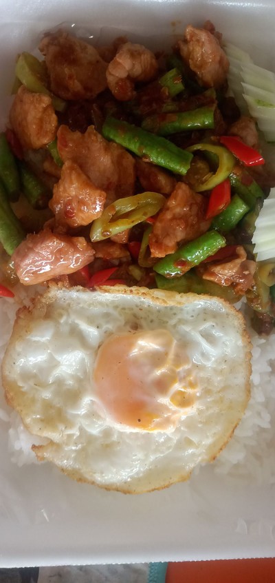 ผัดพริกแกงหมู+ไข่ดาว