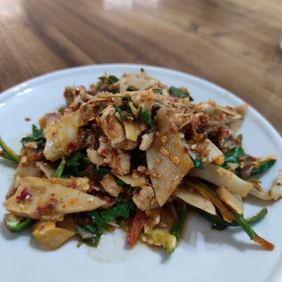 ไก่ผัดหน่อไม้ดอง