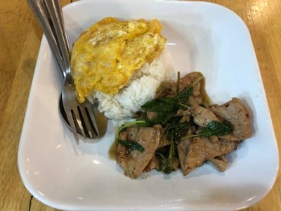 หมูนุ่มผัดกะเพราราดข้าว