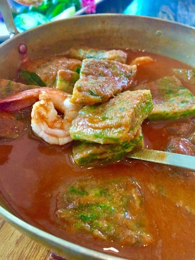 แกงส้มกุ้งชะอมทอด