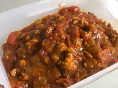 สปาเกตตี้หมูสับซอสมะเขือเทศเพสโต้