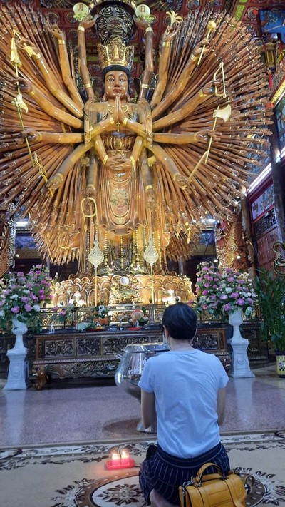 พระโพธิสัตว์กวนอิมพันกร องค์ใหญ่ยิ่ง สีทองอร่ามตา ประดิษฐานอยู่ในศาลเจ้า 