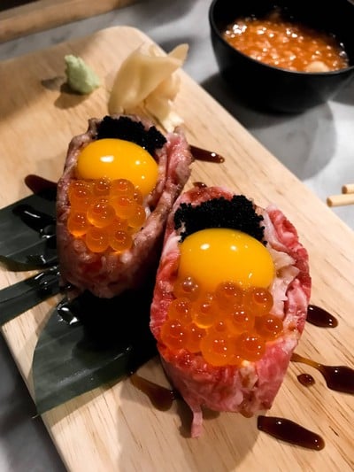 ซูชิเนื้อวากิวและไข่ลาวาเผา