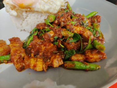 ข้าวราดผัดพริกแกง เลือกเนื้อสัตว์