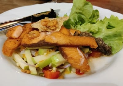 แซลมอนทอดน้ำปลา&ยำแอปเปิ้ล