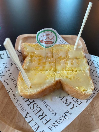 ขนมปังปิ้งเนยนม